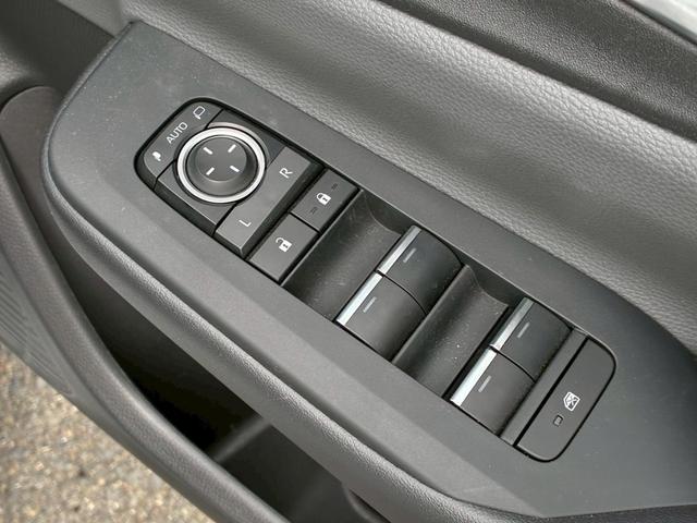 プリウス Ｚ　純正１２．３ディスプレイオーディオ　パノラミックビューモニター　フルセグＴＶ　　ＥＴＣ　デジタルインナーミラー　　ブラックレザーシート　シートヒーター・ベンチレーション　純正１９インチアルミホイール（61枚目）