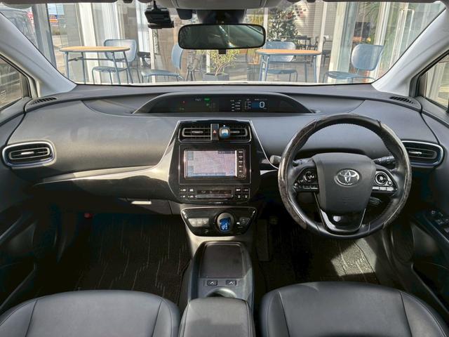プリウス Ｓツーリングセレクション　純正ナビ　モデリスタエアロ（Ｆ／Ｓ／Ｒ）　社外１９インチアルミホイール　トヨタセーフティセンス　レーダークルーズコントロール　バックカメラ　Ｂｌｕｅｔｏｏｔｈ接続　ドライブレコーダー　シートヒーター（2枚目）