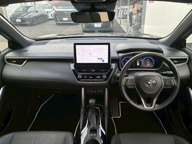 カローラクロス ハイブリッド　Ｚ　パノラマルーフ　パノラミックビューモニター　シートヒーター　１０．５ディスプレイオーディオ　　ＬＥＤヘッドライト　　パワーバックドア　セーフティセンス　ＥＴＣ２．０　　純正１８インチＡＷ　ルーフレール（2枚目）