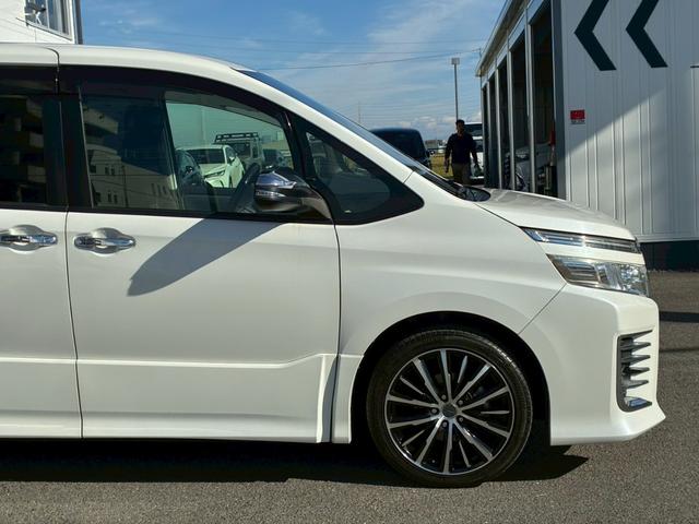 ヴォクシー ZS 煌 アルパイン10インチナビ 天井モニター HDMI入力 LEDヘッドライト 7人乗 両側電動スライドドア バックカメラ 社外18インチAW 後席オートエアコン スペアタイヤ 寒冷地仕様 スマートキー(23枚目)