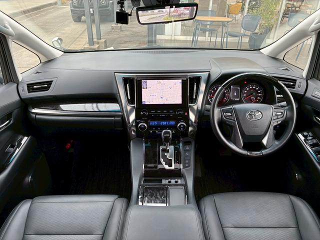 アルファード 2.5S Cパッケージ ツインムーンルーフ TRDエアロ(F/S/R) デジタルインナーミラー 純正ディスプレイオーディオ フリップダウンモニター 3眼LEDヘッドライト シーケンシャルウインカー シートヒータークーラー(2枚目)