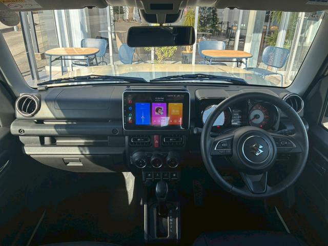 ジムニー XC 10インチディスプレイオーディオ オーバーフェンダー サイドステップ リフトアップ 15インチAW ジオランダータイヤ ディフェンダーグリル 黒レザーシートカバー リアラダー ショートバンパー(2枚目)