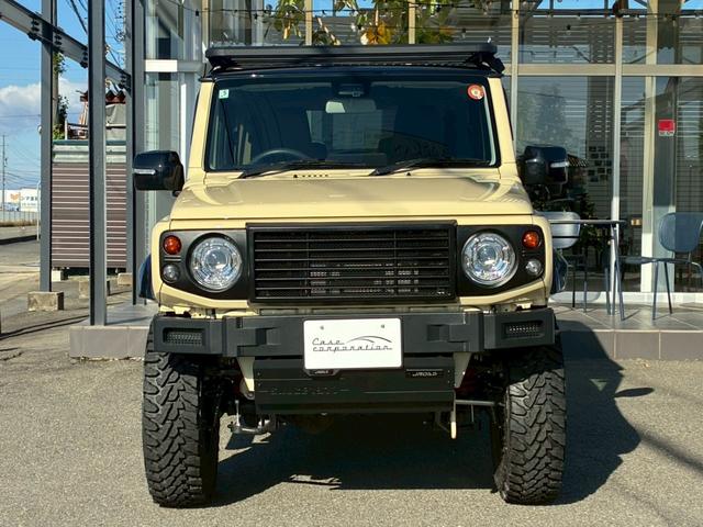 ジムニー XC 10インチディスプレイオーディオ オーバーフェンダー サイドステップ リフトアップ 15インチAW ジオランダータイヤ ディフェンダーグリル 黒レザーシートカバー リアラダー ショートバンパー(7枚目)