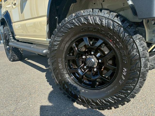 ジムニー XC 10インチディスプレイオーディオ オーバーフェンダー サイドステップ リフトアップ 15インチAW ジオランダータイヤ ディフェンダーグリル 黒レザーシートカバー リアラダー ショートバンパー(16枚目)