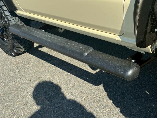 ジムニー XC 10インチディスプレイオーディオ オーバーフェンダー サイドステップ リフトアップ 15インチAW ジオランダータイヤ ディフェンダーグリル 黒レザーシートカバー リアラダー ショートバンパー(17枚目)