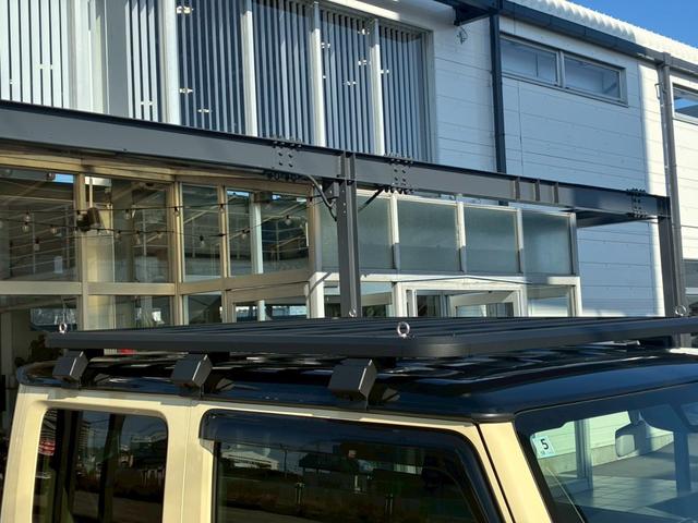 ジムニー XC 10インチディスプレイオーディオ オーバーフェンダー サイドステップ リフトアップ 15インチAW ジオランダータイヤ ディフェンダーグリル 黒レザーシートカバー リアラダー ショートバンパー(21枚目)