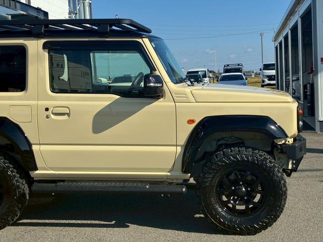 ジムニー XC 10インチディスプレイオーディオ オーバーフェンダー サイドステップ リフトアップ 15インチAW ジオランダータイヤ ディフェンダーグリル 黒レザーシートカバー リアラダー ショートバンパー(23枚目)