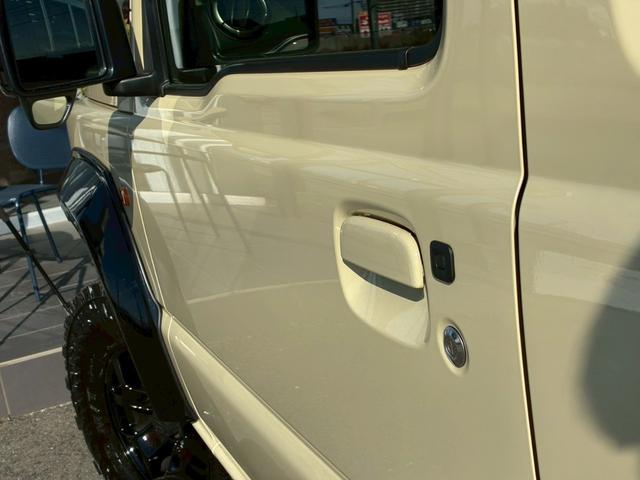 ジムニー XC 10インチディスプレイオーディオ オーバーフェンダー サイドステップ リフトアップ 15インチAW ジオランダータイヤ ディフェンダーグリル 黒レザーシートカバー リアラダー ショートバンパー(35枚目)