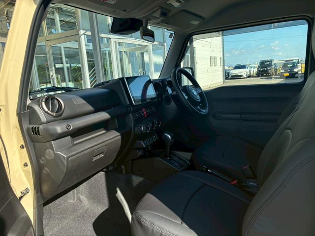 ジムニー XC 10インチディスプレイオーディオ オーバーフェンダー サイドステップ リフトアップ 15インチAW ジオランダータイヤ ディフェンダーグリル 黒レザーシートカバー リアラダー ショートバンパー(40枚目)