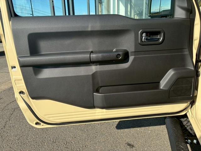 ジムニー XC 10インチディスプレイオーディオ オーバーフェンダー サイドステップ リフトアップ 15インチAW ジオランダータイヤ ディフェンダーグリル 黒レザーシートカバー リアラダー ショートバンパー(60枚目)