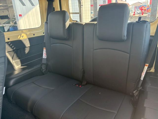 ジムニー XC 10インチディスプレイオーディオ オーバーフェンダー サイドステップ リフトアップ 15インチAW ジオランダータイヤ ディフェンダーグリル 黒レザーシートカバー リアラダー ショートバンパー(65枚目)