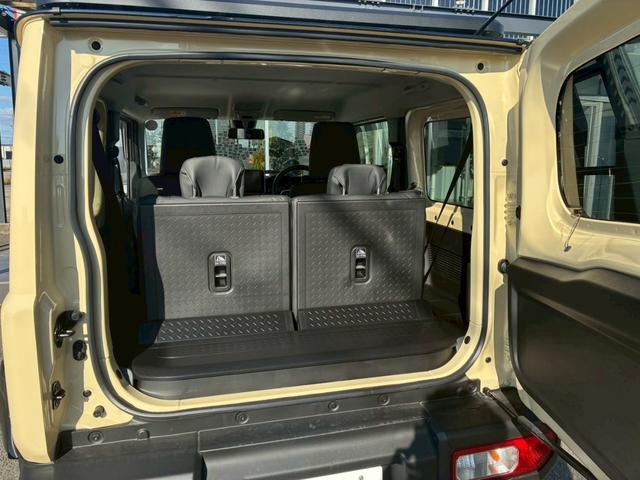 ジムニー XC 10インチディスプレイオーディオ オーバーフェンダー サイドステップ リフトアップ 15インチAW ジオランダータイヤ ディフェンダーグリル 黒レザーシートカバー リアラダー ショートバンパー(66枚目)