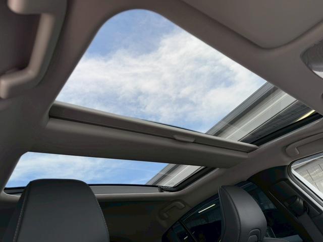 プリウス Z パノラマルーフ デジタルインナーミラー パノラミックビューモニター ブラインドスポットモニター ステアリングヒーター シートヒーター シートヒーター ワイヤレス充電 パワーバックドア パワーシート(4枚目)