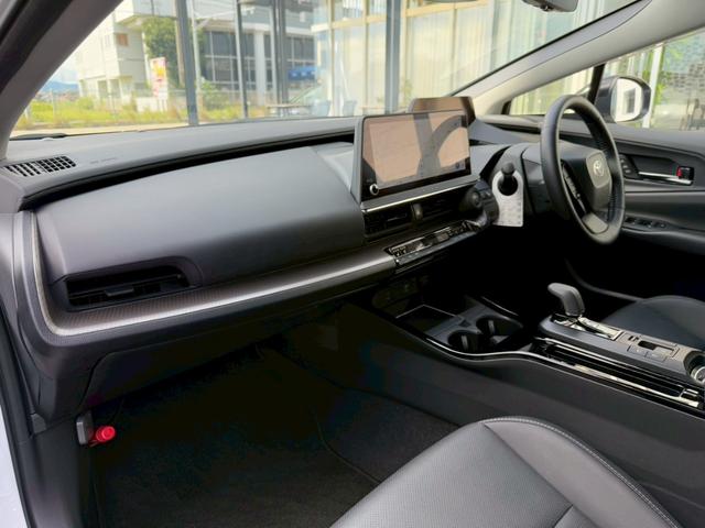 プリウス Z パノラマルーフ デジタルインナーミラー パノラミックビューモニター ブラインドスポットモニター ステアリングヒーター シートヒーター シートヒーター ワイヤレス充電 パワーバックドア パワーシート(39枚目)