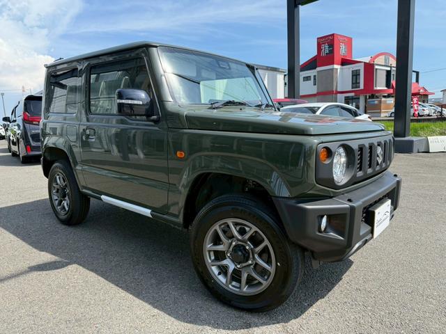 ジムニー ＸＣ　４ＷＤ　オートマチック　純正１６インチアルミホイール　ＬＥＤヘッドライト　フロントフォグランプ　運転席／助手席シートヒーター　スマートキー　プッシュボタンスタート　背面スペアタイヤ　電動格納ドアミラー（10枚目）