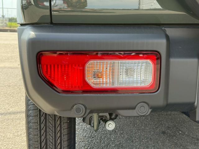 ジムニー ＸＣ　４ＷＤ　オートマチック　純正１６インチアルミホイール　ＬＥＤヘッドライト　フロントフォグランプ　運転席／助手席シートヒーター　スマートキー　プッシュボタンスタート　背面スペアタイヤ　電動格納ドアミラー（75枚目）