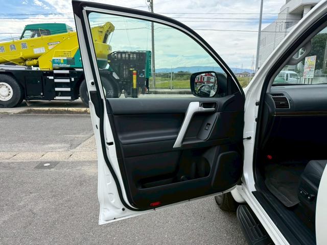 ランドクルーザープラド ＴＸ　Ｌパッケージ　サンルーフ　　ルーフレール　メーカーナビ　パノラミックビューモニター　クリアランスソナー　ブラインドスポットモニター　純正１８インチアルミホイール　シートヒーター　ベンチレーション　ＬＥＤヘッドライト（70枚目）