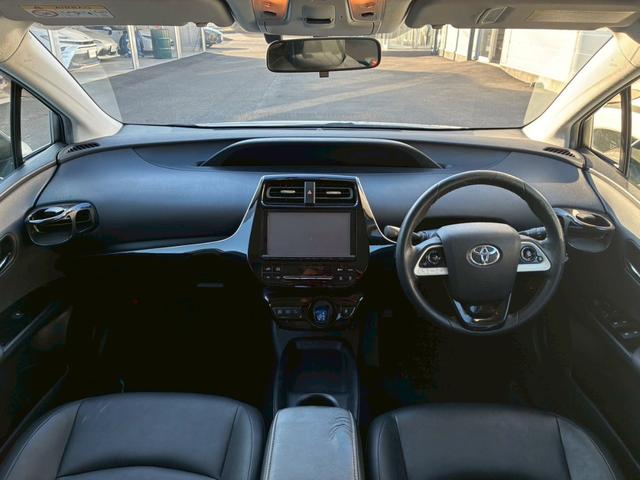 プリウス Ｓツーリングセレクション　モデリスタエアロ（Ｆ．Ｓ．Ｒ）　純正９インチナビ　黒レザーシート　社外１７インチＡＷ　シートヒーター　ベンチレーション　フルセグＴＶ　ＥＴＣ　バックモニター　　　　ＬＥＤヘッドライト　ＡＣ１００Ｖ（2枚目）