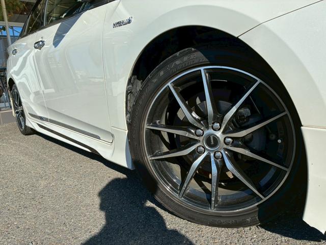 プリウス Ｓツーリングセレクション　モデリスタエアロ（Ｆ．Ｓ．Ｒ）　純正９インチナビ　黒レザーシート　社外１７インチＡＷ　シートヒーター　ベンチレーション　フルセグＴＶ　ＥＴＣ　バックモニター　　　　ＬＥＤヘッドライト　ＡＣ１００Ｖ（4枚目）