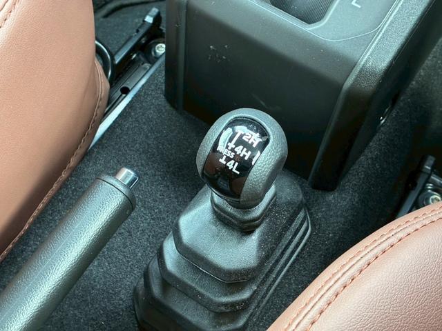 ジムニー ＸＣ　社外ナビ　フルセグＴＶ　バックカメラ　リフトアップ　オーバーフェンダー　ブラウンレザーシートカバー　１６インチアルミホイール　オープンカントリータイヤ　大型グリルガード　リアラダー　スペアタイヤカバー（54枚目）