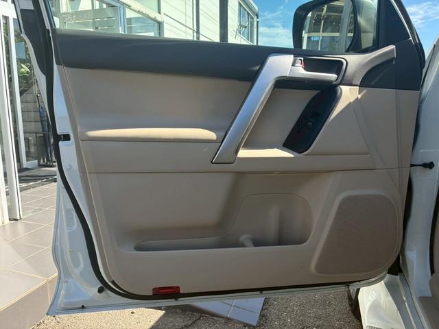 ランドクルーザープラド TX Lパッケージ マットブラックエディション サンルーフ 7人乗 ベージュ革シート 純正19インチAW ディスプレイオーディオ パノラミックビューモニター シートヒーター ルーフレール サイドステップカバー モデリスタエアロ(63枚目)