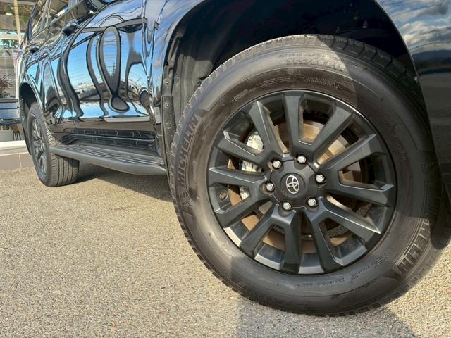 ランドクルーザープラド TX Lパッケージ マットブラックエディション パノラミックビューモニター 9型ディスプレイオーディオ BSM シートヒーター クリアランスソナー 黒レザーシート レダークルーズコントロール ルーフレール パワーシート LEDヘッドライト ETC(16枚目)