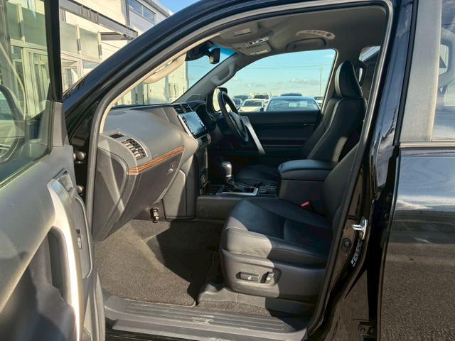 ランドクルーザープラド TX Lパッケージ マットブラックエディション パノラミックビューモニター 9型ディスプレイオーディオ BSM シートヒーター クリアランスソナー 黒レザーシート レダークルーズコントロール ルーフレール パワーシート LEDヘッドライト ETC(40枚目)