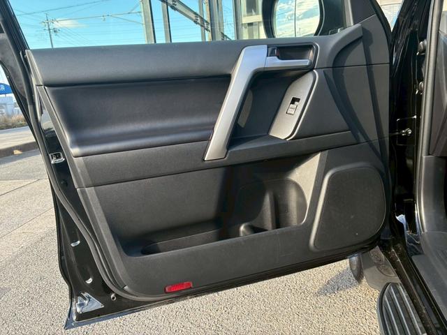 ランドクルーザープラド TX Lパッケージ マットブラックエディション パノラミックビューモニター 9型ディスプレイオーディオ BSM シートヒーター クリアランスソナー 黒レザーシート レダークルーズコントロール ルーフレール パワーシート LEDヘッドライト ETC(62枚目)