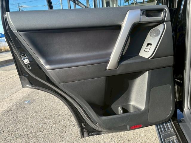 ランドクルーザープラド TX Lパッケージ マットブラックエディション パノラミックビューモニター 9型ディスプレイオーディオ BSM シートヒーター クリアランスソナー 黒レザーシート レダークルーズコントロール ルーフレール パワーシート LEDヘッドライト ETC(67枚目)