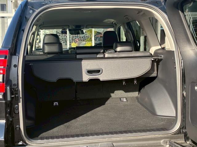 ランドクルーザープラド TX Lパッケージ マットブラックエディション パノラミックビューモニター 9型ディスプレイオーディオ BSM シートヒーター クリアランスソナー 黒レザーシート レダークルーズコントロール ルーフレール パワーシート LEDヘッドライト ETC(76枚目)