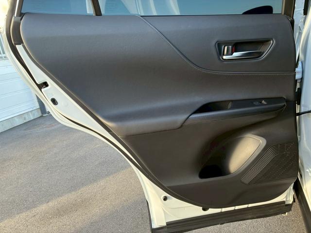 ハリアーハイブリッド Ｚ　レザーパッケージ　モデリスタエアロ（Ｆ．Ｓ．Ｒ）　ＰＨＶ仕様　ＪＢＬサウンド　デジタルインナーミラー　社外テールシーケーシャルウィンカー　パノラミックビューモニター　純正１９インチＡＷ　１２．３インチナビ　シートヒータ（69枚目）