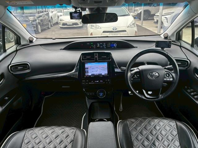 プリウスＰＨＶ Ｓセーフティプラス　モデリスタエアロ（Ｆ．Ｓ．Ｒ）　カロッツェリア８インチナビ　社外１８インチＡＷ　シートヒーター　ステアリングヒーター　フルセグＴＶ　ローダウン　３眼ＬＥＤヘッドライト　バックカメラ　ＥＴＣ（2枚目）