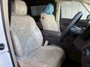 スペーシャスラウンジ　【トヨタ特別架装車】モデリスタエアロ（Ｆ／Ｓ／Ｒ）　ユニバーサルステップ（ＭＯＰ）内装ニュートラルベージュ　プラチナホワイトパール　ＪＢＬサウンド　ヘッドレストスピーカー　冷蔵庫　左右独立ムーンルーフ（55枚目）