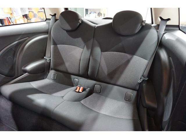 MINI クーパー ユーザー様買取直販車両・carrozzeriaナビ・クラシックメーター・純正オーディオ・ETC・ユニオンジャックドアミラー&ルームミラーカバー・フロント&リアフォグランプ・チリレッドxホワイトルーフ(18枚目)