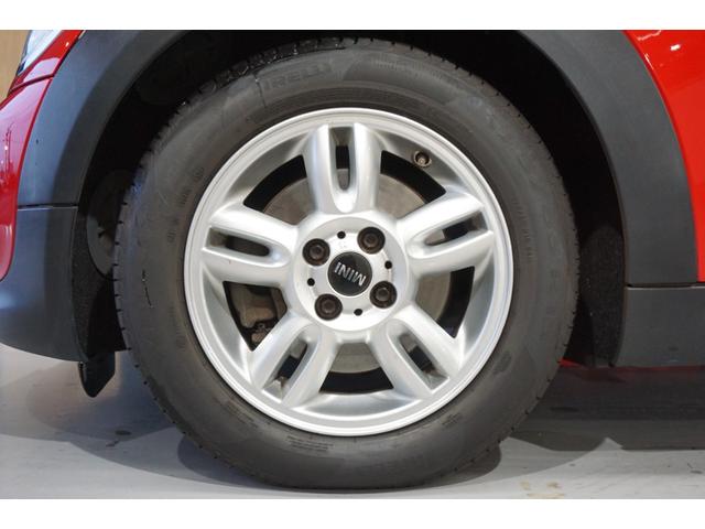 MINI クーパー ユーザー様買取直販車両・carrozzeriaナビ・クラシックメーター・純正オーディオ・ETC・ユニオンジャックドアミラー&ルームミラーカバー・フロント&リアフォグランプ・チリレッドxホワイトルーフ(33枚目)