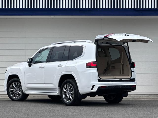 JAPAN　CF TOYOTA LAND CRUISER ZX | 2023 | PEARL WHITE | 9588 km