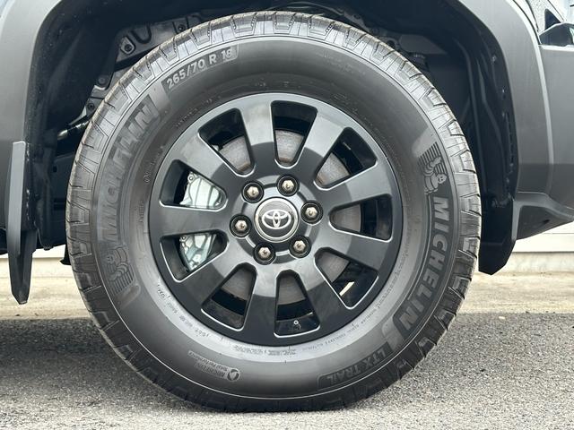 ランドクルーザー250 ZXファーストエディション 内装ブラウン 丸目ヘッドランプ JBLプレミアムサウンド ヘッドアップディスプレイ 電動格納サードシート 電動リヤデフロック 空気圧センサー 2列目シートヒーター&クーラー シートメモリ 置くだけ充電(35枚目)