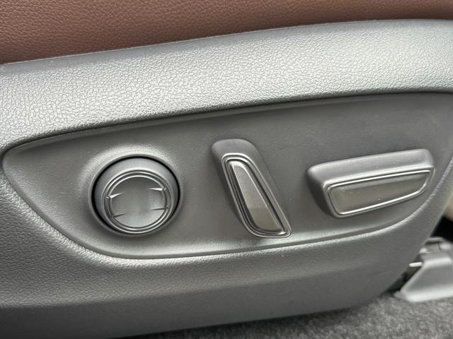 ランドクルーザー250 ZXファーストエディション 内装ブラウン 丸目ヘッドランプ JBLプレミアムサウンド ヘッドアップディスプレイ 電動格納サードシート 電動リヤデフロック 空気圧センサー 2列目シートヒーター&クーラー シートメモリ 置くだけ充電(41枚目)