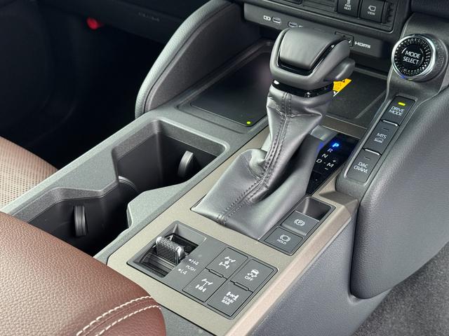 ランドクルーザー250 ZXファーストエディション 内装ブラウン 12.3型JBLコネクトナビ 丸目ヘッドランプ デジタルインナーミラー シートヒーター&クーラー ヘッドアップディスプレイ 置くだけ充電 電動格納サードシート シートメモリ 純正18AW(58枚目)