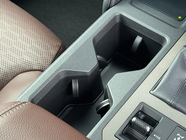 ランドクルーザー250 ZXファーストエディション 内装ブラウン 12.3型JBLコネクトナビ 丸目ヘッドランプ デジタルインナーミラー シートヒーター&クーラー ヘッドアップディスプレイ 置くだけ充電 電動格納サードシート シートメモリ 純正18AW(70枚目)