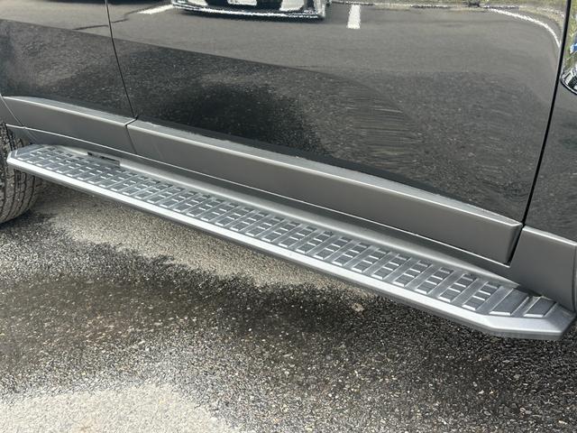 ランドクルーザー250 ZXファーストエディション 内装ブラウン 丸目ヘッドランプ JBLプレミアムサウンド ヘッドアップディスプレイ 電動格納サードシート 電動リヤデフロック 空気圧センサー 2列目シートヒーター&クーラー シートメモリ 置くだけ充電(17枚目)