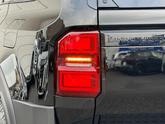 ランドクルーザー250 ZXファーストエディション 内装ブラウン 丸目ヘッドランプ JBLプレミアムサウンド ヘッドアップディスプレイ 電動格納サードシート 電動リヤデフロック 空気圧センサー 2列目シートヒーター&クーラー シートメモリ 置くだけ充電(30枚目)