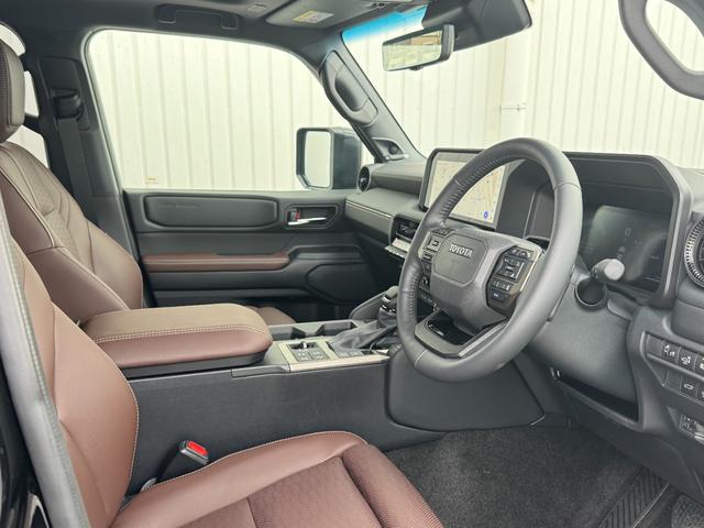 ランドクルーザー250 ZXファーストエディション 内装ブラウン 丸目ヘッドランプ JBLプレミアムサウンド ヘッドアップディスプレイ 電動格納サードシート 電動リヤデフロック 空気圧センサー 2列目シートヒーター&クーラー シートメモリ 置くだけ充電(40枚目)