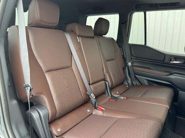 ランドクルーザー250 ZXファーストエディション 内装ブラウン 丸目ヘッドランプ JBLプレミアムサウンド ヘッドアップディスプレイ 電動格納サードシート 電動リヤデフロック 空気圧センサー 2列目シートヒーター&クーラー シートメモリ 置くだけ充電(42枚目)