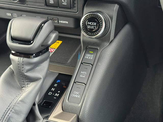 ランドクルーザー250 ZXファーストエディション 内装ブラウン 丸目ヘッドランプ JBLプレミアムサウンド ヘッドアップディスプレイ 電動格納サードシート 電動リヤデフロック 空気圧センサー 2列目シートヒーター&クーラー シートメモリ 置くだけ充電(62枚目)