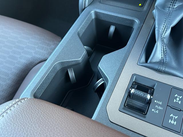 ランドクルーザー250 ZXファーストエディション 内装ブラウン ディーゼルターボ 丸目ヘッドランプ 12.3型JBLコネクトナビ ヘッドアップディスプレイ シートヒーター&ベンチレーション 電動ルーフ 電動格納サードシート シートメモリ 置くだけ充電(63枚目)