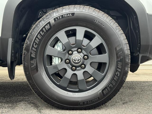 ランドクルーザー250 ZXファーストエディション 内装ブラウン 12.3型JBLコネクトナビ 丸目ヘッドランプ デジタルインナーミラー シートヒーター&クーラー ヘッドアップディスプレイ 置くだけ充電 電動格納サードシート シートメモリ 純正18AW(34枚目)