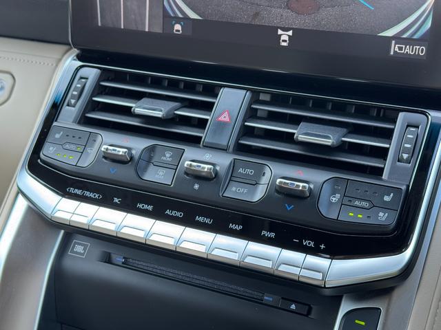 ランドクルーザー ZX 内装ベージュ ディーゼルターボ 12.3型JBLサウンドナビ クールボックス 寒冷地仕様 電動デフロック ルーフレールブラック 空気圧センサー ヒッチメンバー CD/DVD AC100V 純正20AW(56枚目)
