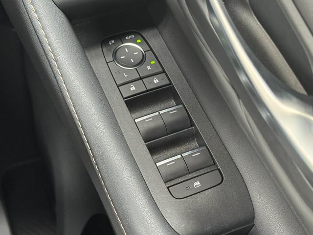 ヴェルファイアハイブリッド Ｚ　プレミア　デジタルインナーミラー　左右独立ムーンルーフ　トヨタチームメイト　ヘッドアップディスプレイ　エレクトロマチックシフト　パドルシフト　アドバンストパーク＆ドライブ　１４型コネクティッドナビ　純正１９ＡＷ（62枚目）