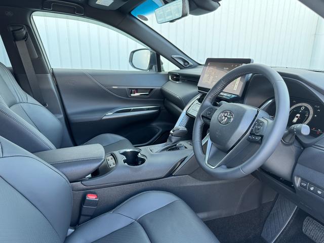 ハリアーハイブリッド Ｚ　レザーパッケージ・ナイトシェード　特別仕様車　１２．３型ＪＢＬコネクトナビ　　調光パノラマルーフ　デジタルミラー　ヘッドアップディスプレイ　シートヒーター＆クーラー　シートメモリー　ＰＶＭ　ＢＳＭ　ＡＣ１５００Ｗ　置充電　純正１９ＡＷ（35枚目）